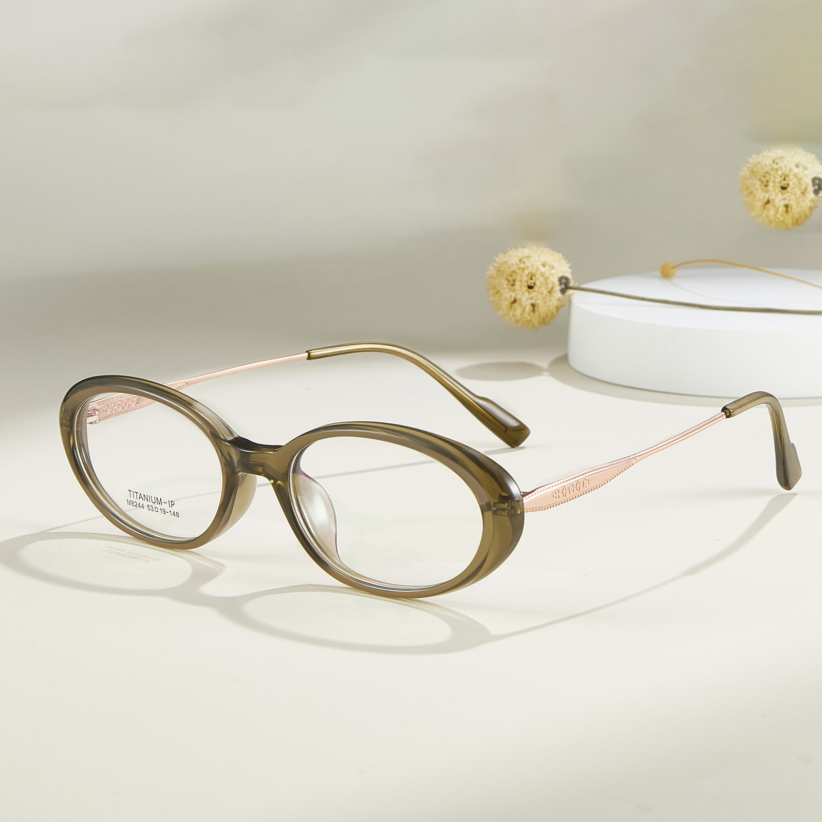 M8244 ovale, korrosionsbestandige β-titanbrille med bred kant