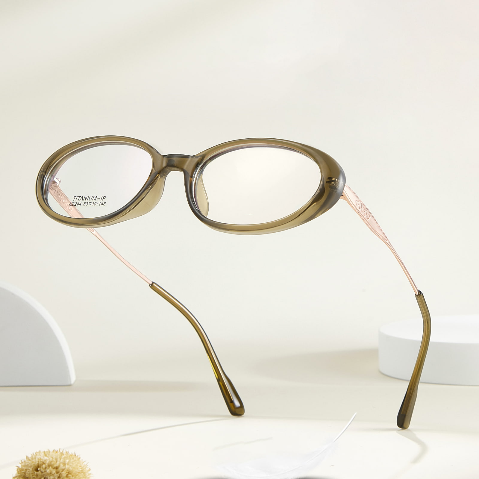 M8244 ovale, korrosionsbestandige β-titanbrille med bred kant